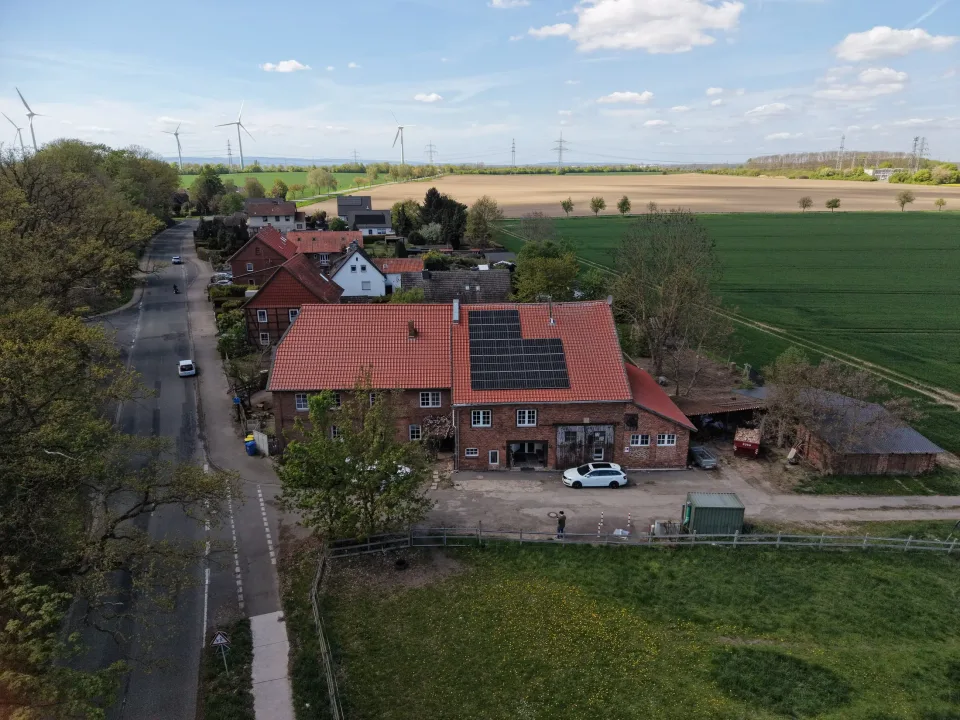 Backsteinhaus auf dem Land aus der Luft